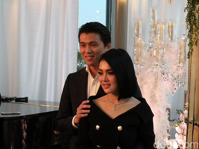 Pengantin baru Syahrini dan Reino Barack menggelar jumpa pers di di Grand Hyatt,  Jakarta Pusat pada Minggu (10/3/2019). Dalam acara tersebut, gaya Syahrini mirip dengan Meghan Markle. Foto: (Dyah Paramita Saraswati/detikHOT)