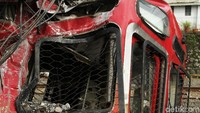 Kaca jendela di depan ruang masinis juga pecah.