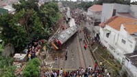 Kereta Rel Listrik (KRL) terguling di perlintasan Kebon Pedes, Kota Bogor, Minggu (10/3/2019) sekitar pukul 10.10 WIB. Antara Foto/Arif Firmansyah.