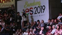 Membludak peserta ini menandakan adanya semangat tinggi dari para entrepreneur di kota pahlawan dan sekitarnya untuk menyerap ilmu dan wawasan yang disampaikan oleh para pakar entrepreneur nasional yang menjadi narasumber. Istimewa/Endah Dwi Ekowati.