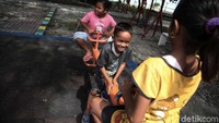 Sejumlah anak tampak asyik bermain dengan teman sebayanya.