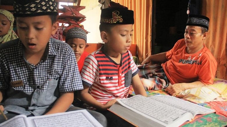 Kisah Amin dari Maros, Pria Lumpuh yang Ajarkan Ngaji Gratis ke Warga Kisah Amin dari Maros, Pria Lumpuh yang Ajarkan Ngaji Gratis ke Warga