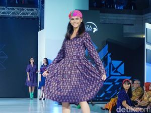 Tenun Kediri Rasa Retro di Koleksi Terbaru IKAT Indonesia Didiet Maulana