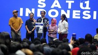 Jokowi juga meminta agar anak muda dapat memanfaatkan teknologi sebaik-baiknya.