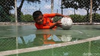 Mereka pun tampak asyik bisa bermain sepakbola di RPTRA tersebut.
