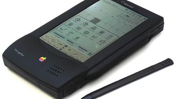 Newton. Sebelum kalian punya smartphone dan tablet, ada masa di mana orang-orang menggunakan PDA. Apple membuat PDA saat itu, dengan nilai jual utamanya: mengubah tulisan tangan menggunakan stylus menjadi teks di komputer. Sayang, gadget ini tidak disambut baik, The Newton bahkan menjadi cemoohan di film The Simpsons. Foto: via Brainberries