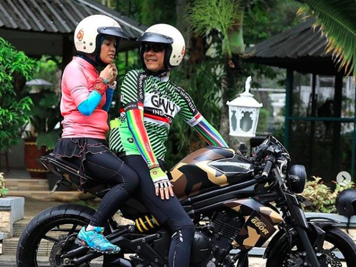 Ganjar Pranowo bonceng sang istri naik moge