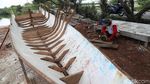 Mengintip Pembuatan Perahu di Pulau Harapan