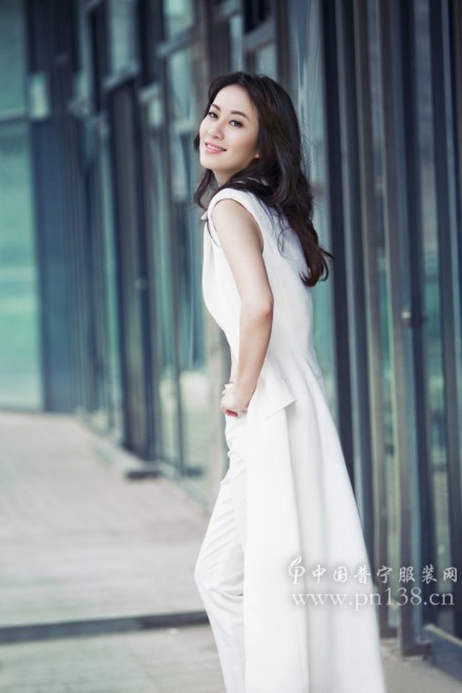 Michelle pun kemudian diberhentikan di bandara ketika mencoba untuk pergi ke luar negeri. Setelah ditangkap pihak berwajib, ia kemudian setuju untuk berkooperasi setelah berbicara dengan seorang hakim dan menghapus potongan Weibo yang diminta ketika masih di bandara. Tapi tidak disebutkan apakah Michelle akhirnya berhasil pergi dengan pesawat. Foto: Facebook Michelle Ye Xuan