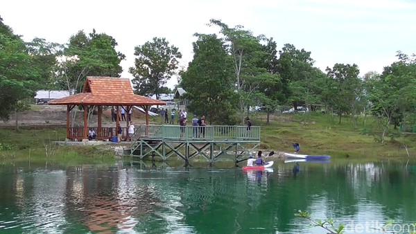 Tempat wisata bekas tambang timah kini mulai banyak dikunjungi wisatawan. Selain untuk membudidaya ikan, kolong bekas tambang dikembangkan sebagai wisata air. (Deni Wahyono/detikTravel) Tempat wisata bekas tambang timah kini mulai banyak dikunjungi wisatawan. Selain untuk membudidaya ikan, kolong bekas tambang dikembangkan sebagai wisata air. (Deni Wahyono/detikTravel)