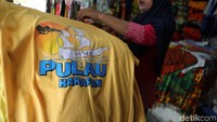 Tidak hanya kaos pantai, kios-kios souvenir di Pulau Harapan juga menjajakan kaos oblong.