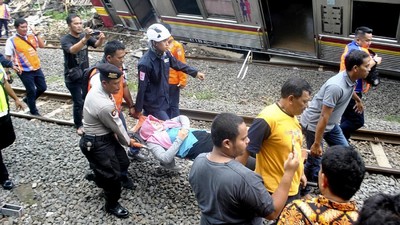 Foto: Evakuasi Korban Luka KRL Jakarta-Bogor Anjlok