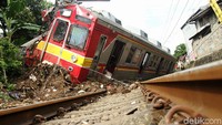 Bagian kepala KRL nyungsep ke dalam tanah.