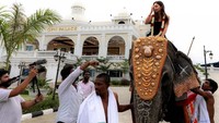 Ini gaya Anisha saat naik gajah di Cennai, India (Instagram/anishaik)