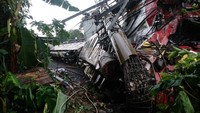 Bagian depan KRL terlihat ringsek. Ada 17 korban luka akibat peristiwa ini. (Foto: Zakia Liland/detikcom)