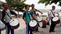 Meskipun terlihat santai, mereka tetap sungguh-sungguh berlatih agar bisa memiliki keahlian lain untuk memperluas pengetahuan dan jaringan keluar pulau.