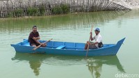 Kalian juga bisa naik perahu ini. Untuk menuju ke tempat wisata ini, wisatawan hanya memerlukan waktu 25 menit dari Kota Pangkalpinang. (Deni Wahyono/detikTravel)