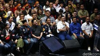 Dalam acara ini, tidak hanya talkshow saja tetapi juga ada hiburan dari beberapa artis.