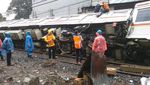 Penampakan Gerbong KRL yang Nyungsep ke Tanah