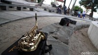 Usai berlatih, mereka biasanya memanfaatkan waktu untuk sekadar bersenda gurau dan ngobrol sambil menghabiskan waktu sambil menanti senja di bibir pantai.