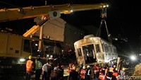 Crane bergerak untuk melakukan evakuasi KRL yang terguling.