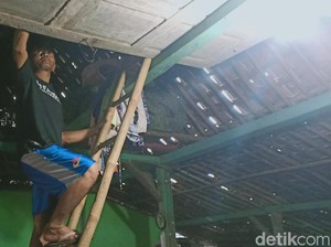 Cerita Nenek di Ngawi 6 Jam Bertahan di Atas Tangga Terkepung Banjir