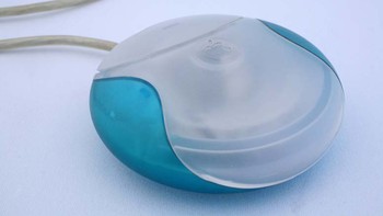 Hockey Puck Mouse. Hampir semua pengguna komputer merasakan menggunakan mouse, yang bentuknya memang mirip namanya, tikus. Namun Apple mencoba berinovasi dengan membuat mouse bundar. Seperti yang sudah bisa ditebak, banyak orang mengkritik produk ini karena tidak nyaman digunakan. Foto: via Brainberries