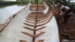 Mengintip Pembuatan Perahu di Pulau Harapan