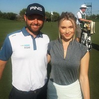 Bagaimana menurutmu dengan penampilan wanita berambut pirang yang ahli main golf ini? Foto: Instagram @lucyrobson