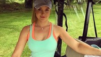 Tapi seringnya Lucy lebih mudah dijumpai di lapangan golf. Dia sedang sibuk latihan demi meraih mimpinya jadi pemain golf profesional (Instagram/@lucyrobson)