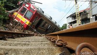 Petugas juga menunggu datangnya crane dari Bandung untuk memindahkan gerbong yang terguling tersebut.