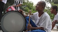 Tak sedikit dari mereka yang tetap terus berlatih di waktu istirahatnya.