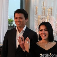 Setelah menikahi Reino Barack, Syahrini tampaknya ingin tampil dengan gaya yang lebih royal seperti Meghan Markle.  Foto: (Dyah Paramita Saraswati/detikHOT)