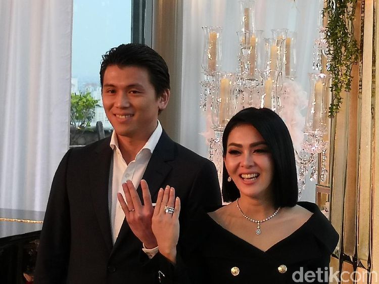 Resmi Nikah, Syahrini dan Reino Barack Pamer Cincin