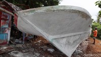 Perahu itu terbuat dari bahan fiber.