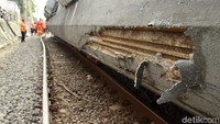Sebagian atap KRL tampak rusak.