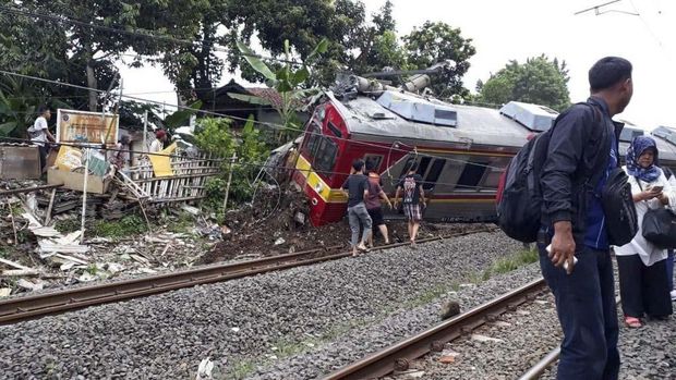 Kondisi gerbong kereta yang keluar rel.