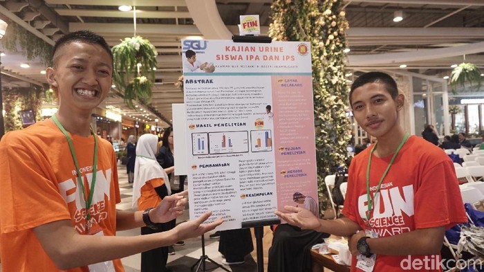 Ahmad Nur Muzakki (16) dan Mastri Imammusadin (17) siswa SMA N 1 Purworejo yang meneliti urine (Foto: Widiya Wiyanti/detikHealth) Ahmad Nur Muzakki (16) dan Mastri Imammusadin (17) siswa SMA N 1 Purworejo yang meneliti urine (Foto: Widiya Wiyanti/detikHealth)