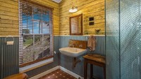 Ini adalah isi jeroan dari kamar mandinya. Nggak kalah menarik dengan hotel berbintang dong? Istimewa/Nine.