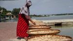 Melihat Pembuatan Kerupuk Ikan di Pulau Harapan