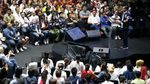 Berjaket Bomber Biru, Jokowi Temui Milenial di Festival Satu Indonesia