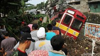 Warga menonton KRL yang anjlok di Kebon Pedes, Kota Bogor, Minggu (10/3/2019).