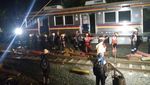 Foto: Proses Evakuasi KRL Anjlok di Bogor Terus Dikebut Hingga Malam