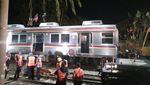 Foto: Proses Evakuasi KRL Anjlok di Bogor Terus Dikebut Hingga Malam
