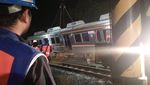 Foto: Proses Evakuasi KRL Anjlok di Bogor Terus Dikebut Hingga Malam