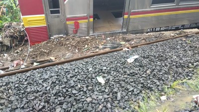 Penampakan Gerbong KRL yang Nyungsep ke Tanah