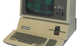 Apple III. Di tahun 1970-an, Apple II begitu populer. Sayang, nasib yang sama tidak terjadi pada penerusnya, Apple III. Komputer ini dianggap mahal, dan tidak ada kipas yang meredam suhu panas. Foto: via Brainberries