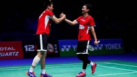 Ahsan/Hendra merayakan kemenangan usai mengalahkan Takeshi Kamura/Keigo Sonoda di semifinal All England 2019. Reuters/Andrew Boyers.