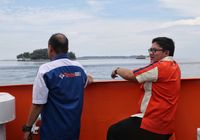 Demi Beri Layanan Perbankan, Staf Bank Ini Terjang Ombak ke Pulau Terpencil 