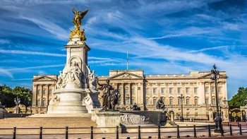 Buckingham Palace adalah kediaman resmi Ratu Inggris di London, Inggris. Istana ini adalah tempat untuk peristiwa-peristiwa kenegaraan, tempat menyambut tamu negara, dan tempat kunjungan pariwisata. Seringkali dalam masa-masa kegembiraan, krisis atau suasana berkabung, tempat ini juga menjadi pusat berkumpul untuk masyarakat Inggris. Foto: via Brainberries